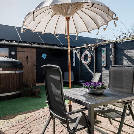 Strandhuis De Zeeparel Met Hottub Petten Esterno foto